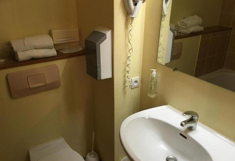 חדר סטנדרט לארבעה, Brit Hotel Poitiers Beaulieu