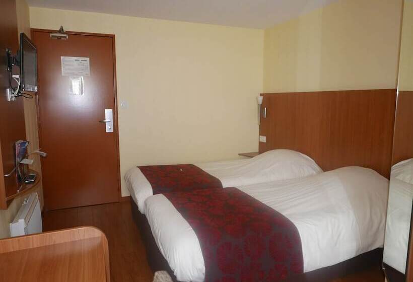 חדר סטנדרט לארבעה, Brit Hotel Poitiers Beaulieu