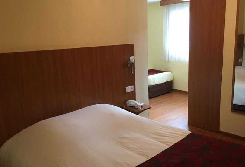 חדר סטנדרט לארבעה, Brit Hotel Poitiers Beaulieu