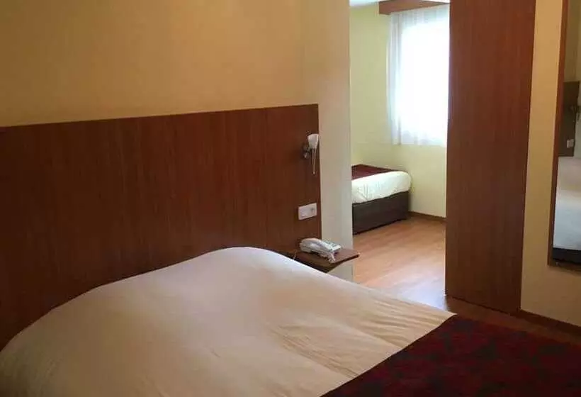 اتاق استاندارد چهار تخته, Brit Hotel Poitiers Beaulieu