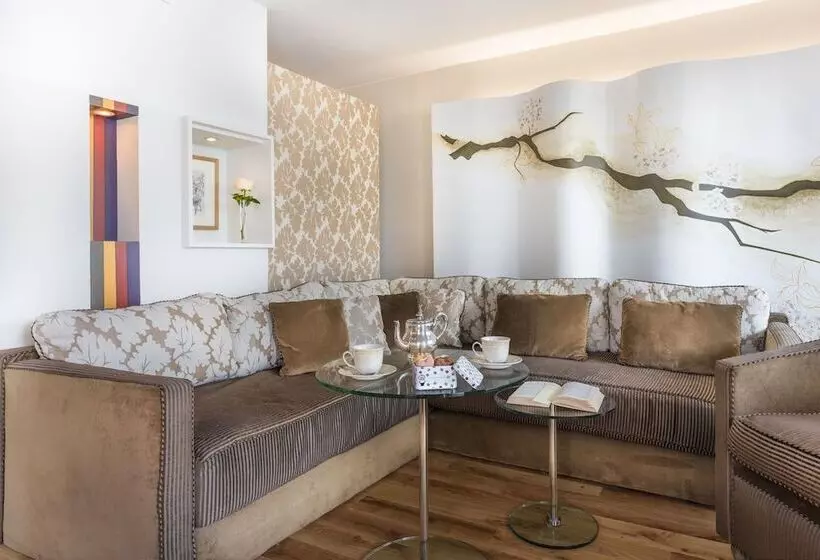 Junior Suite met Terras, Cambon