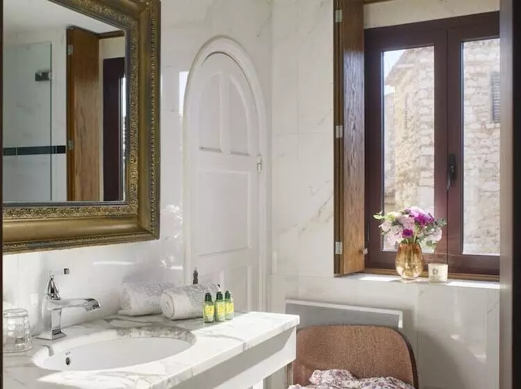 Superior-Zimmer, Chateau Eza