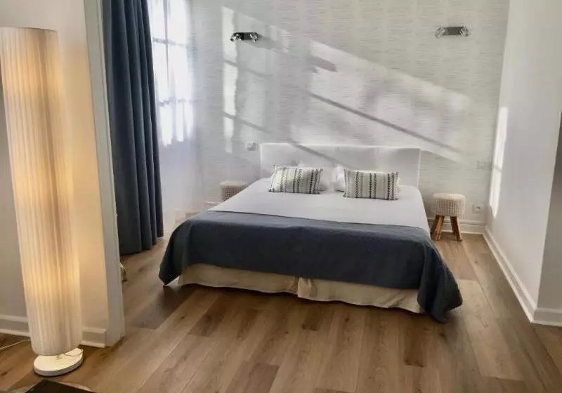 חדר סופריור לשלושה, Logis Hôtel Le Plantagenêt