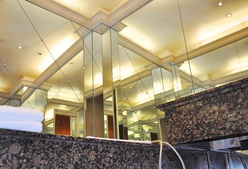 Номер Престиж, Hôtel De France