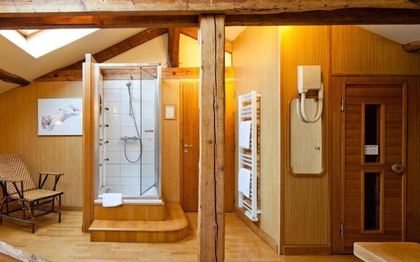 Люкс Дюплекс, Hôtel De France