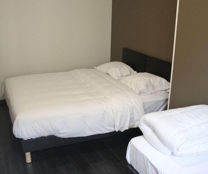 חדר סטנדרט לשלושה, Hôtel De La Boëtie