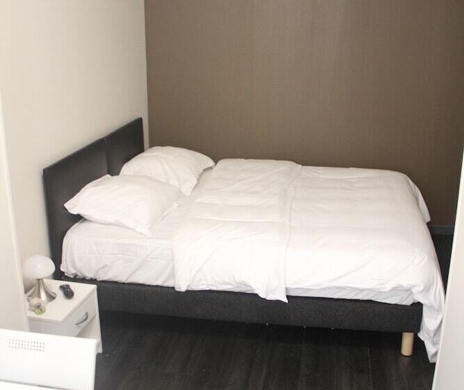 חדר סטנדרט לשלושה, Hôtel De La Boëtie