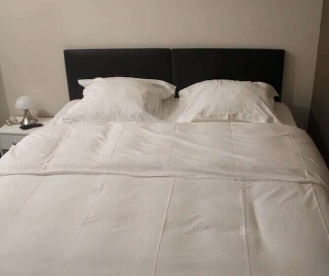 חדר סטנדרט לשלושה, Hôtel De La Boëtie