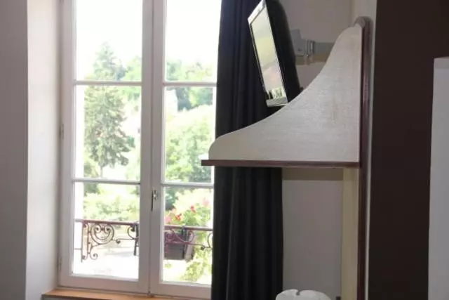 Standard Kolmen Hengen Huone, Logis Hôtel De France Restaurant Le Lucullus