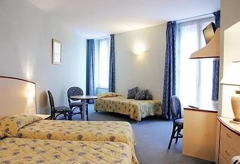 Standard Kolmen Hengen Huone, Logis Hôtel De France Restaurant Le Lucullus
