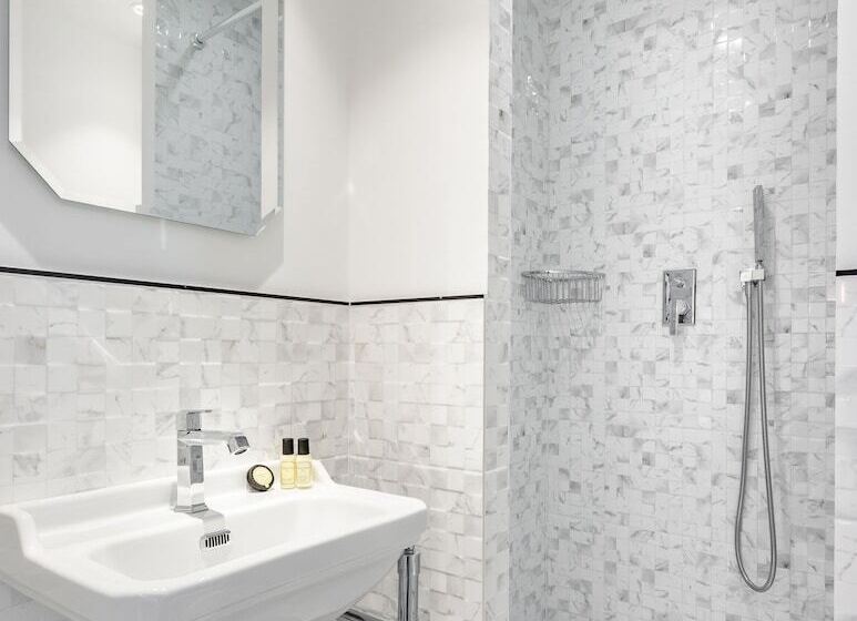 标准三人间, Clarisse