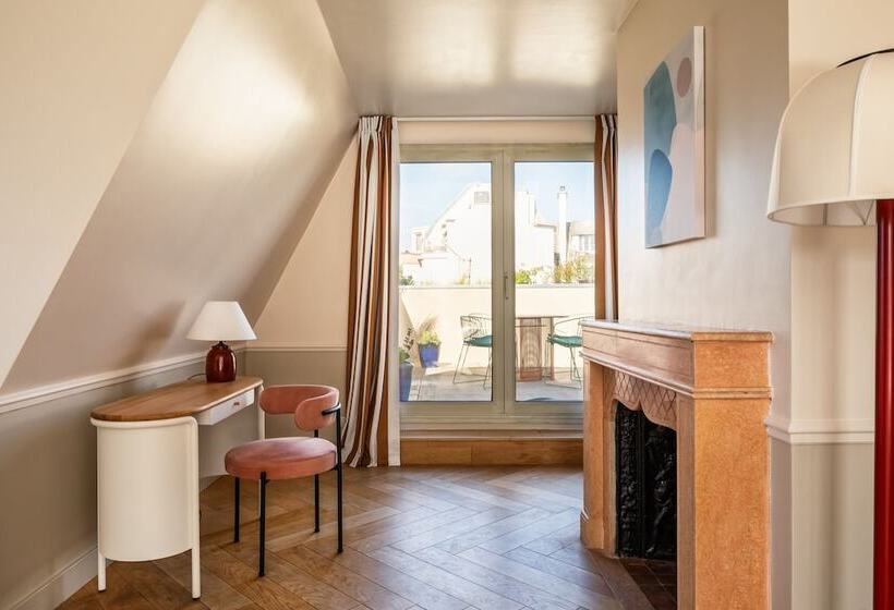 Junior Suite City View, Royal Garden Champs Elysees