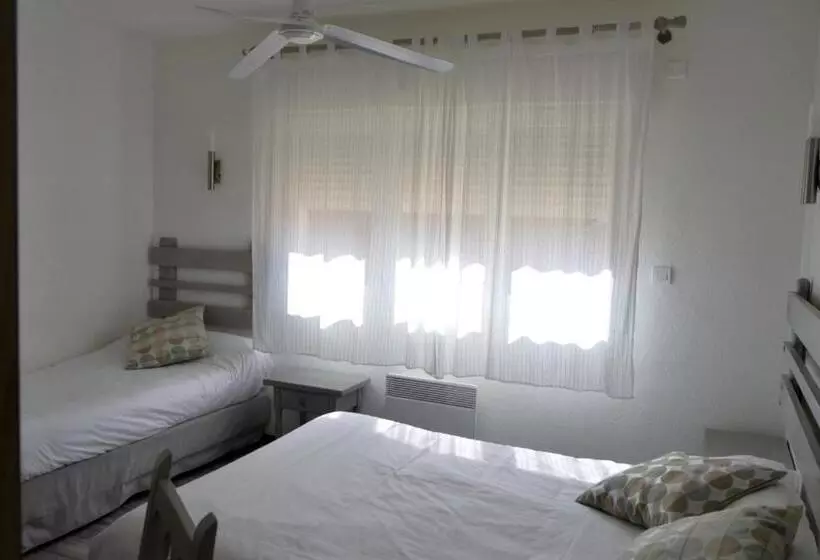 Economy Triple Room, Hôtel Les Mimosas