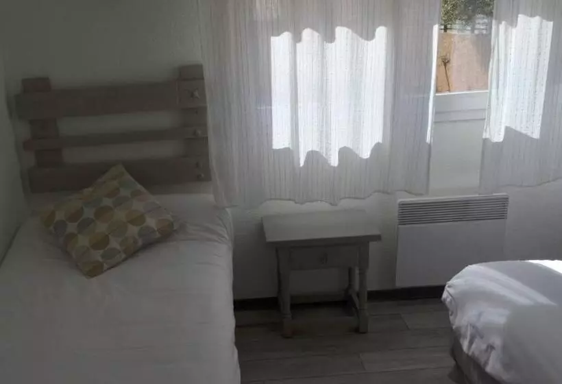 Economy Triple Room, Hôtel Les Mimosas