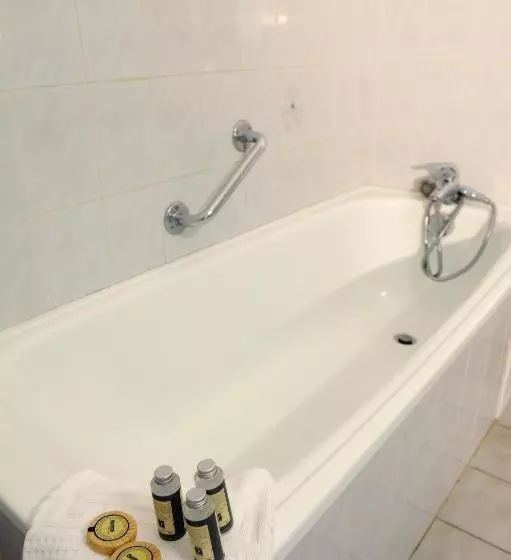 اتاق راحتی سه تخته, Hôtel Les Mimosas