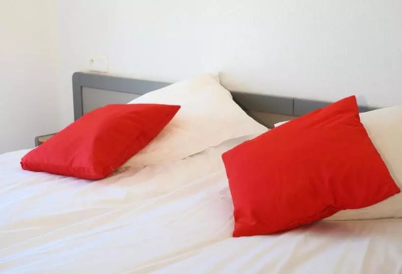 اتاق راحتی سه تخته, Hôtel Les Mimosas