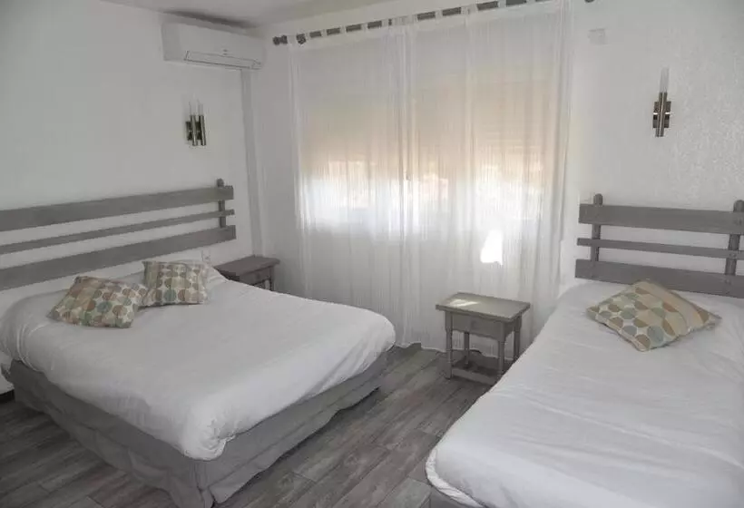 اتاق استاندارد سه نفره, Hôtel Les Mimosas