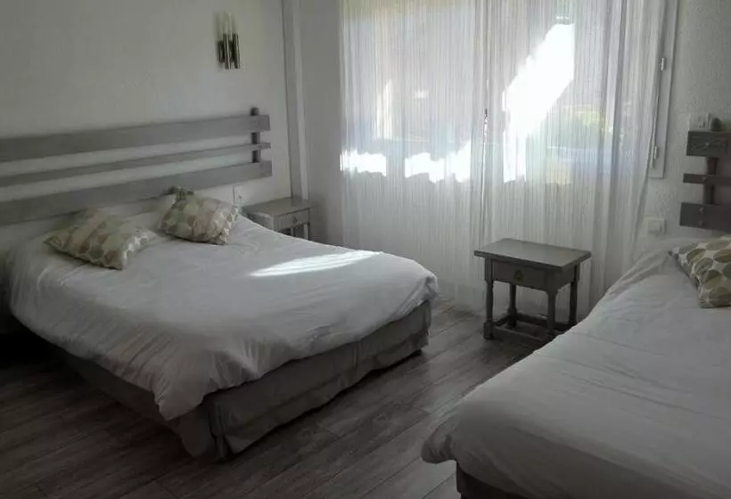 اتاق استاندارد سه نفره, Hôtel Les Mimosas