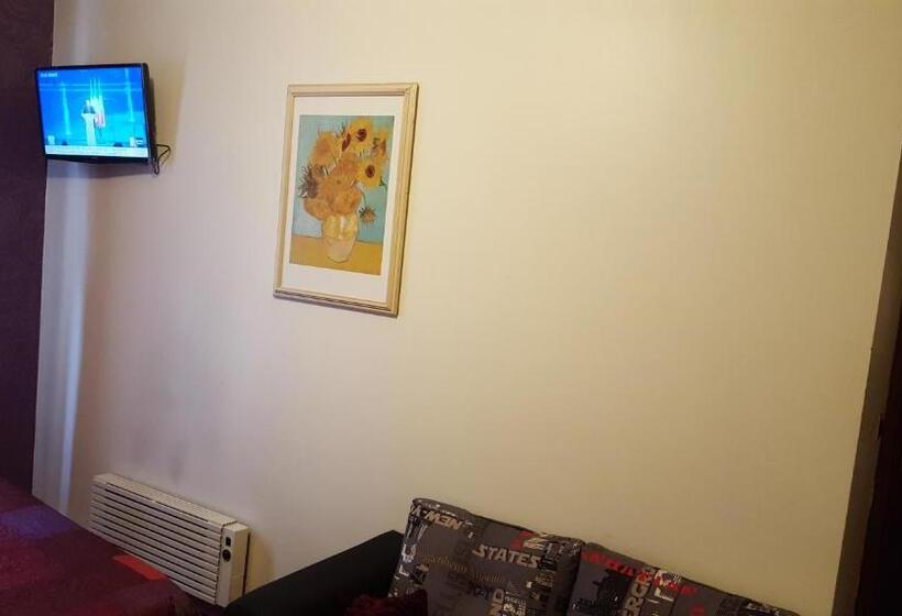 اتاق لوکس, Hôtel Média