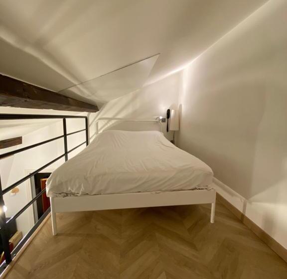 اتاق لوکس, Hôtel Média