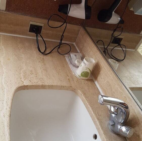 اتاق استاندارد چهار تخته, Hôtel Média