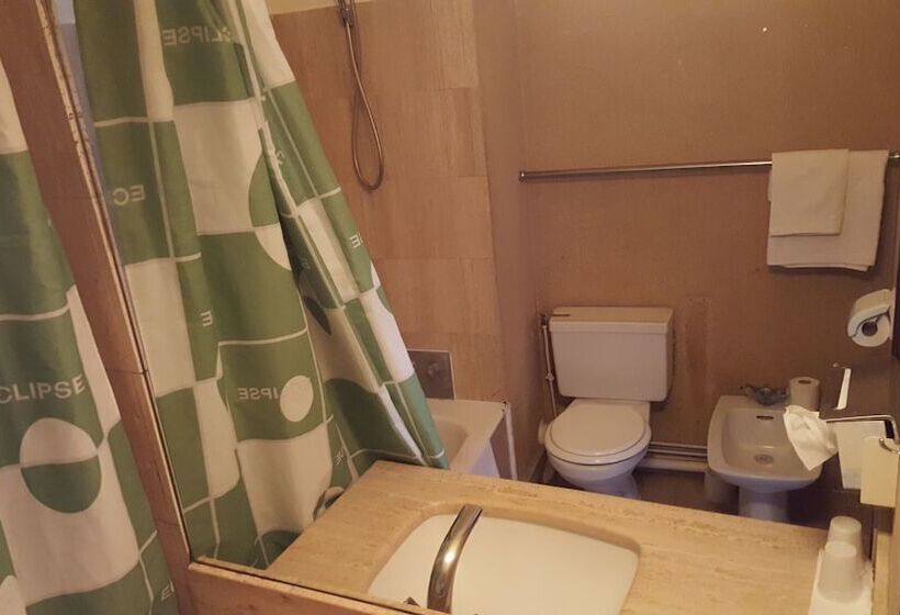 اتاق استاندارد سه نفره, Hôtel Média