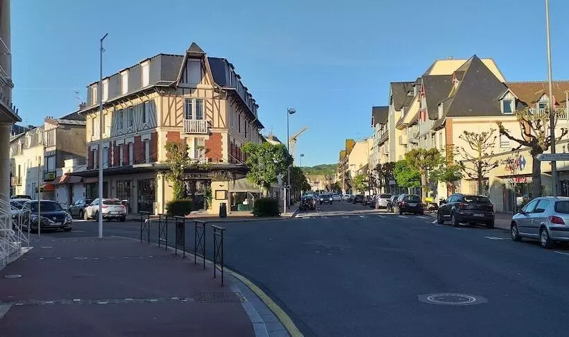 اتاق استاندارد سه نفره, Le Chantilly