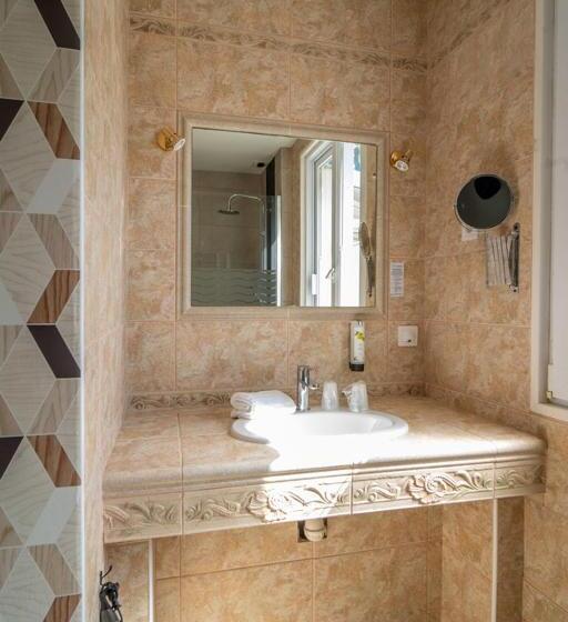 غرفة عائلية, Logis Hotel Majestic Chatelaillon Plage   La Rochelle