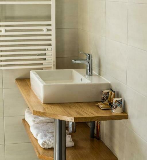 غرفة قياسية ثلاثية, Hôtel Newport