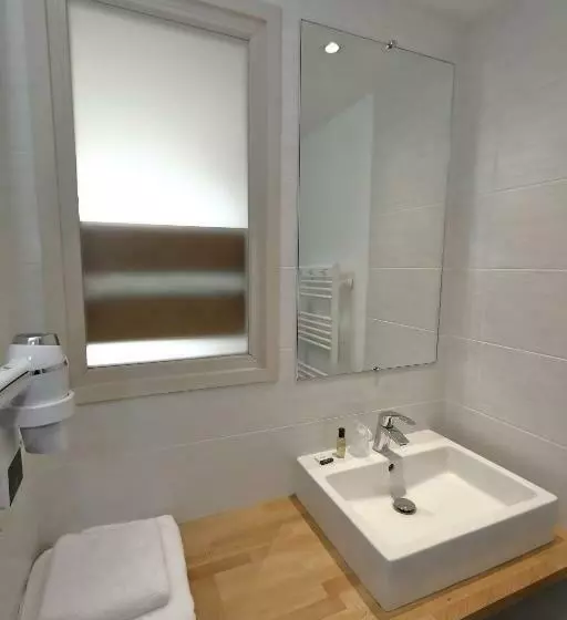 اتاق استاندارد چهار تخته, Hôtel Newport