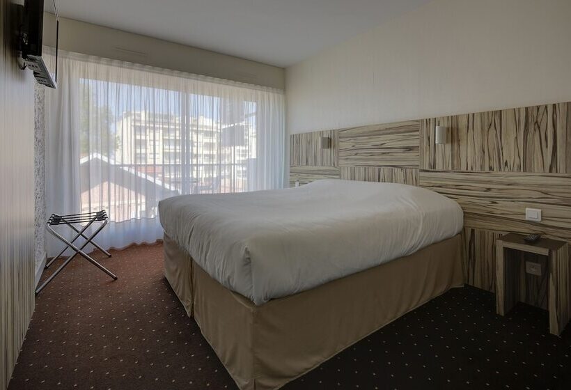 اتاق خانوادگی تودرتو, Hôtel Le Nautic