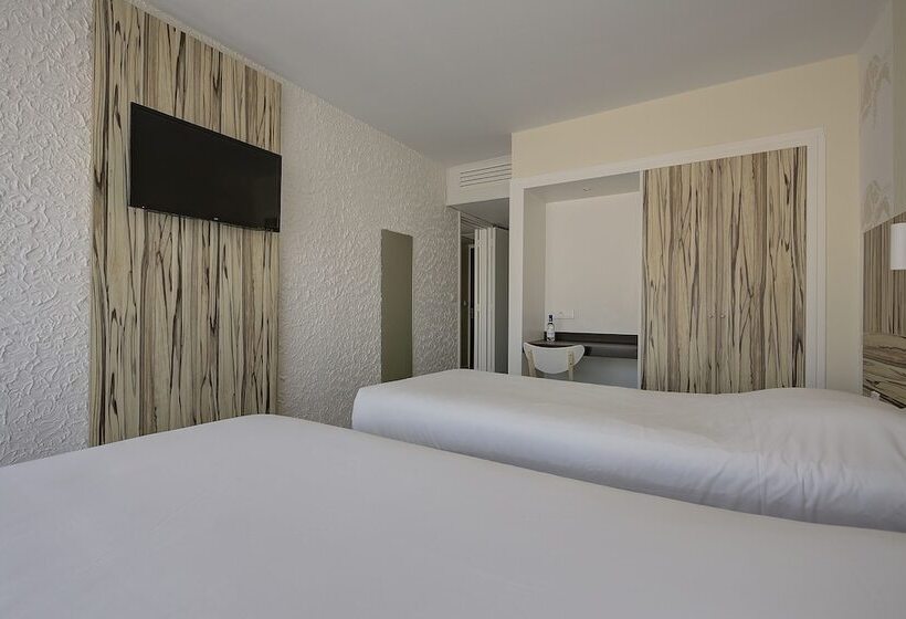 اتاق خانوادگی تودرتو, Hôtel Le Nautic