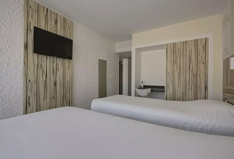 اتاق خانوادگی تودرتو, Hôtel Le Nautic