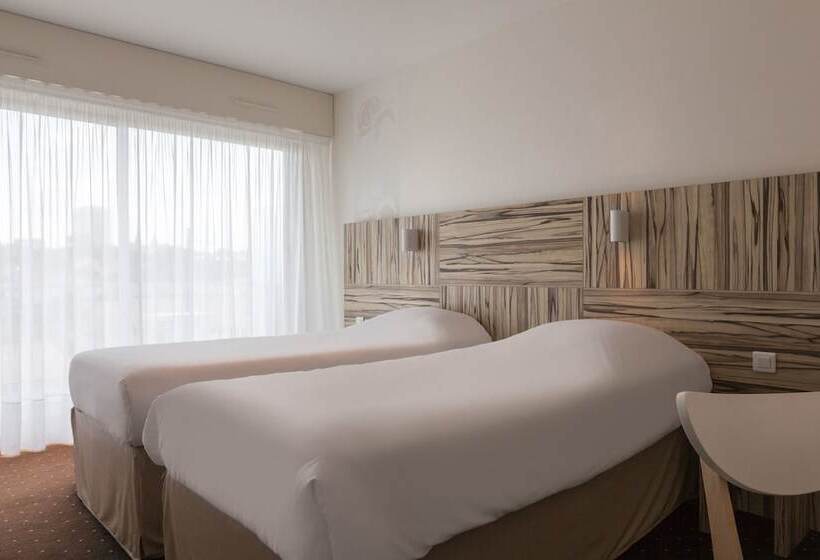 اتاق خانوادگی تودرتو, Hôtel Le Nautic