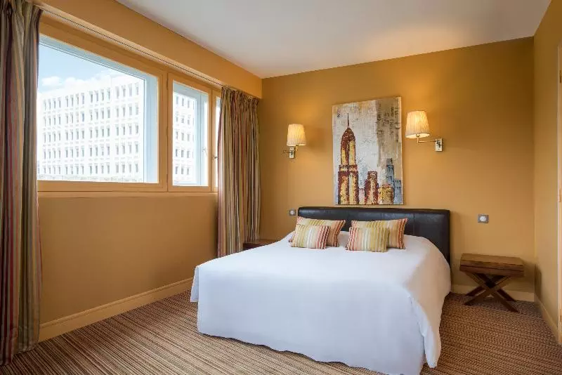اتاق استاندارد چهار تخته, The Originals City, Hôtel Napoléon, La Rochesuryon
