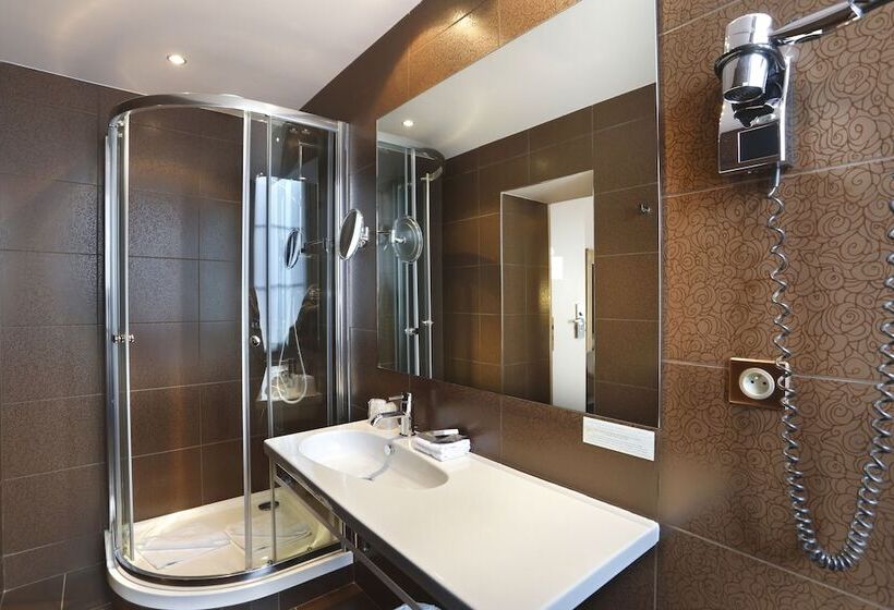 디럭스 룸, De Paris