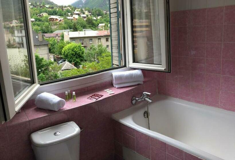 غرفة قياسية ثلاثية, Hôtel De Paris