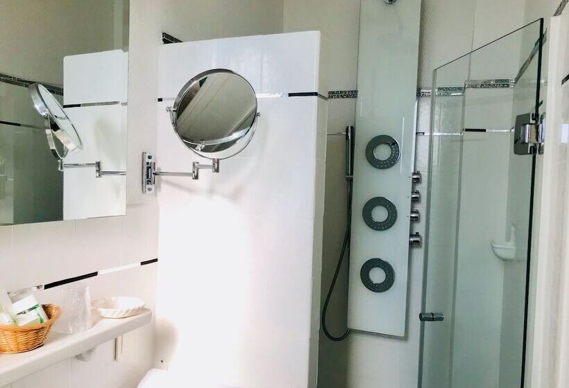 غرفة قياسية ثلاثية, Le Pre Catelan