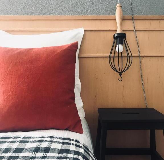 חדר סטנדרט לשלושה, Tourhôtel