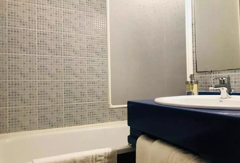 Standard Kolmen Hengen Huone, Tourhôtel