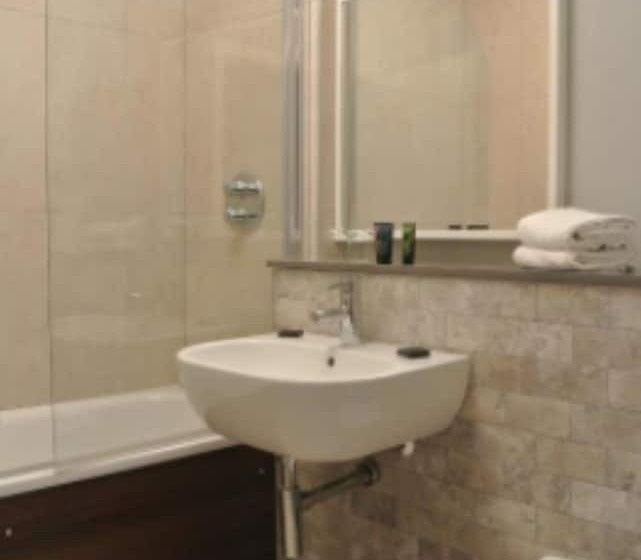 غرفة كلاسيكية مطلّة علي البحر, Causeway