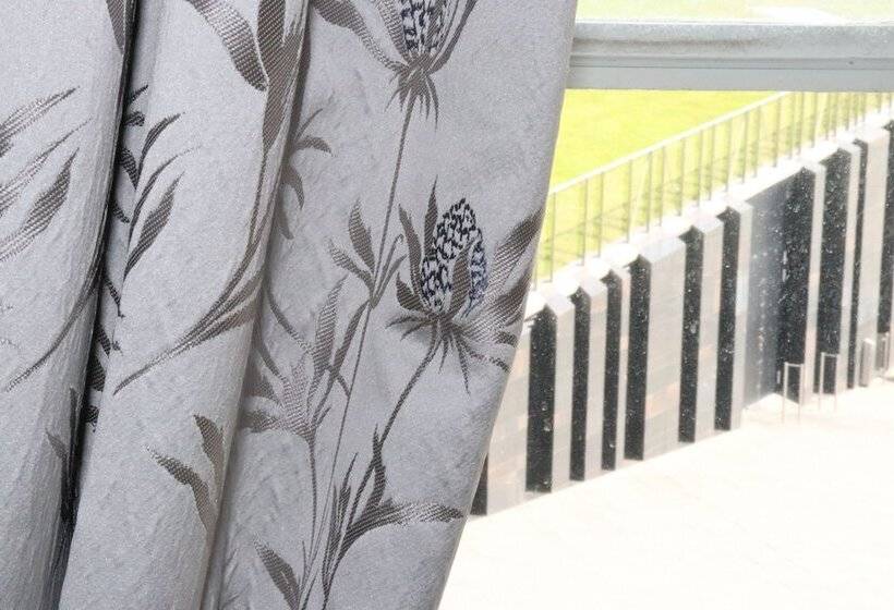 غرفة كلاسيكية مطلّة علي البحر, Causeway