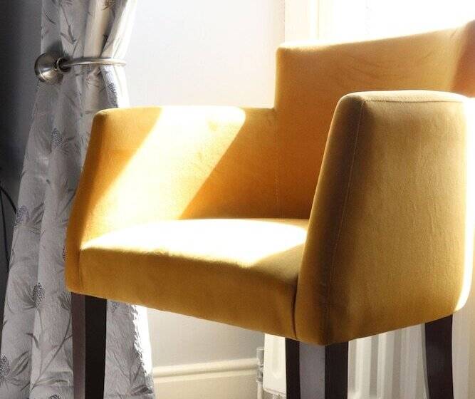 غرفة كلاسيكية مطلّة علي البحر, Causeway