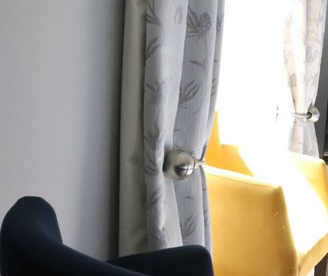 غرفة كلاسيكية مطلّة علي البحر, Causeway