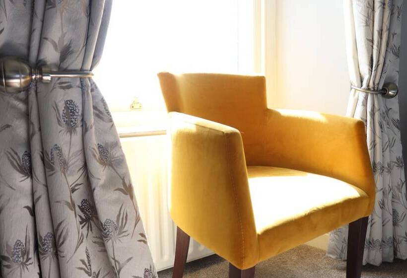 غرفة كلاسيكية مطلّة علي البحر, Causeway