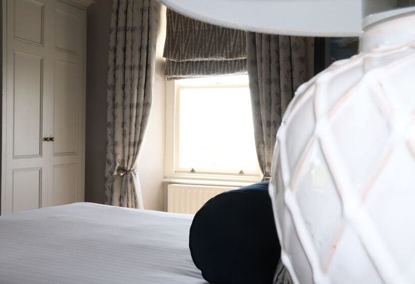 غرفة كلاسيكية مطلّة علي البحر, Causeway