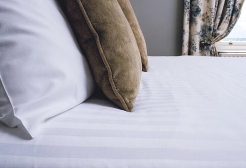 غرفة كلاسيكية ثلاثية, Causeway