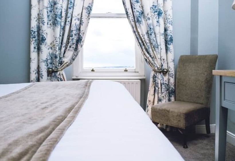 غرفة كلاسيكية ثلاثية, Causeway