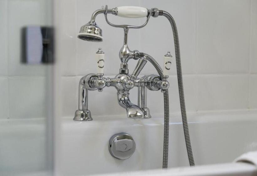 جناح جونيور, Dukes Bath