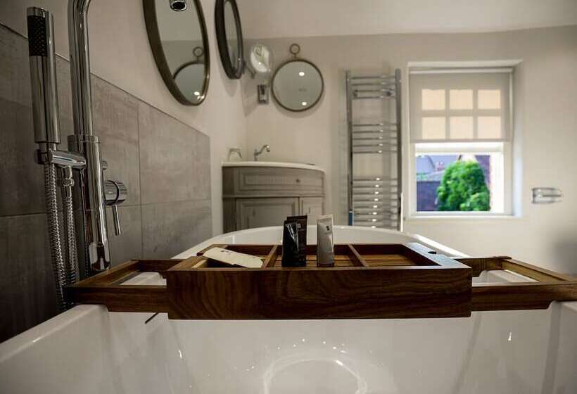 جناح, Great Fosters   Near Windsor